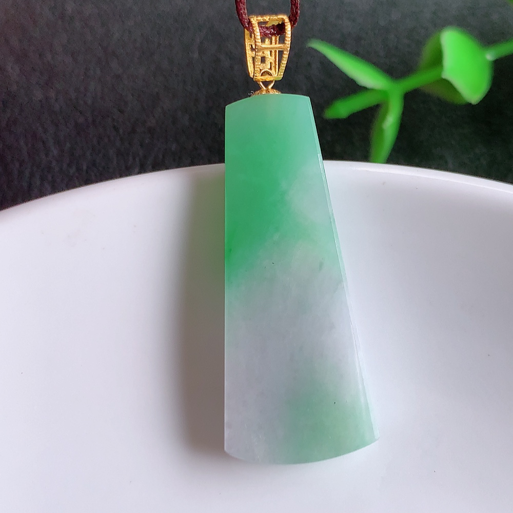 冰润飘绿无事牌翡翠吊坠，平平安安，万事如意，沁人心脾，清秀高雅，18k金镶嵌   W42.11  尺寸：29.6-12.3-3.8mm