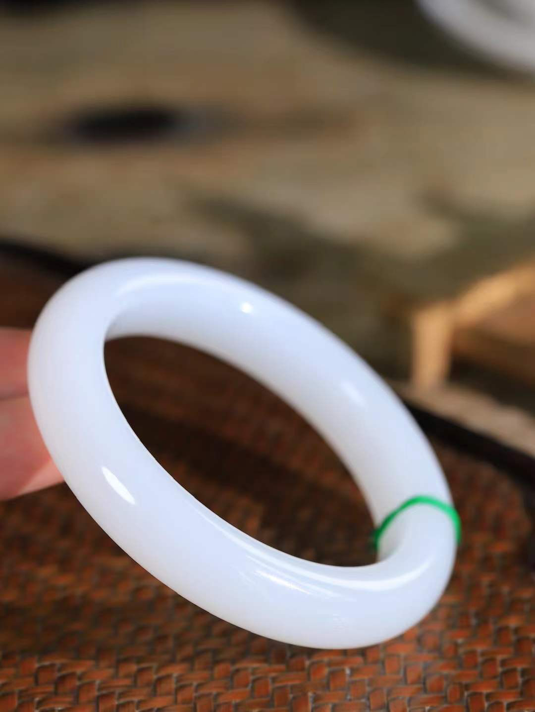 【情有独钟.手镯】

精品和田玉白玉手镯 玉质温润细腻 油性十足 手感舒适，高华雅逸，线条流畅，简约大气，美自天成，素雅高贵。佩戴于腕间，婉约之美，举手投足间透出那低调奢华。重75克 内径57.5mm 尺寸13-10.5mm   FDL-79401251