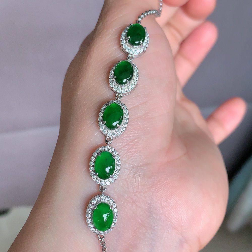 冰润翡翠蛋面手链，水水润润，珠圆玉润，颜色鲜艳，妙明清净，清秀高雅，佩戴效果优雅迷人！性价比超值 W481.11取一尺寸：11-9.2-6mm    裸石尺寸大： 8-6mm