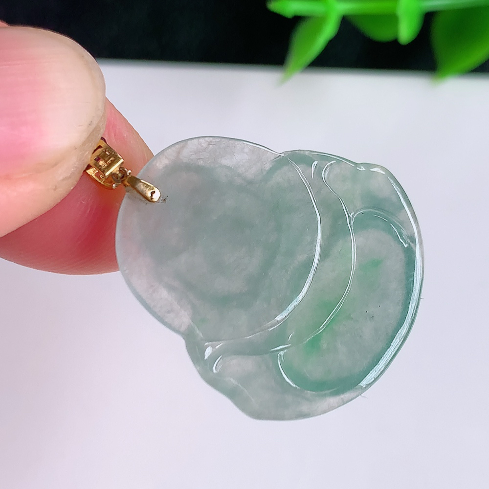 18k金扣冰润飘绿佛公挂件 玉质细腻  精雕弥勒佛，笑佛福耳垂肩，面相喜庆，开怀大笑，憨态可掬。惟妙惟肖，寓意福禄双全，吉祥美满，笑口常开 W41.11  尺寸：25-23-4.5mm