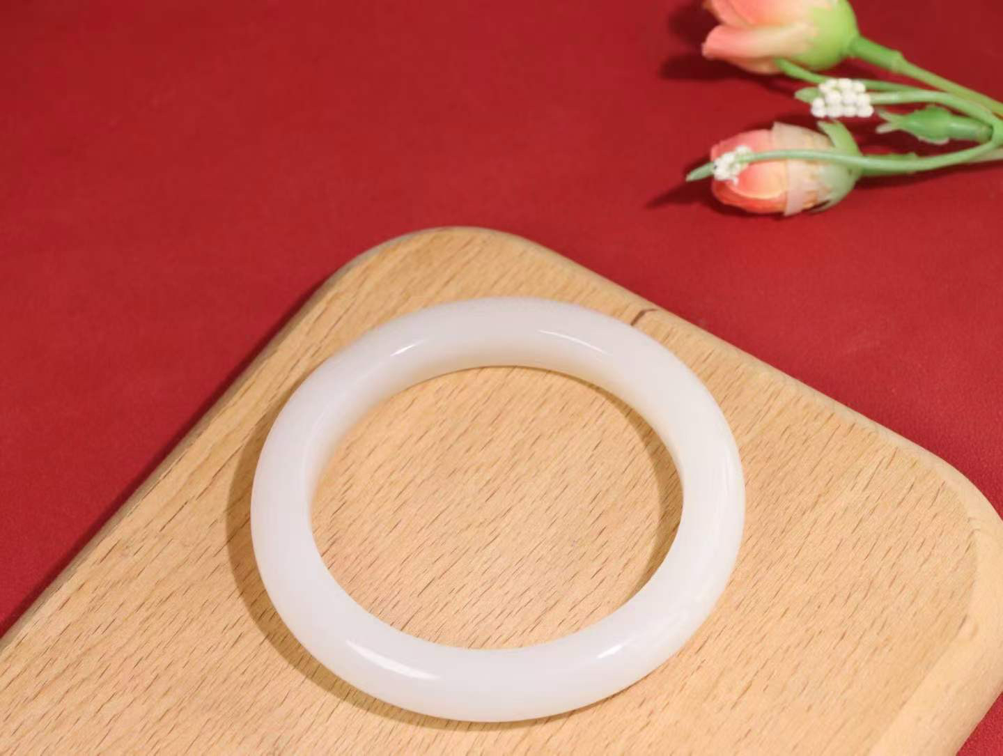 【一见倾心】

精品和田玉白加藕粉双色手镯，色彩温馨，玉质温润细腻 油性十足 手感舒适，款式精美，高