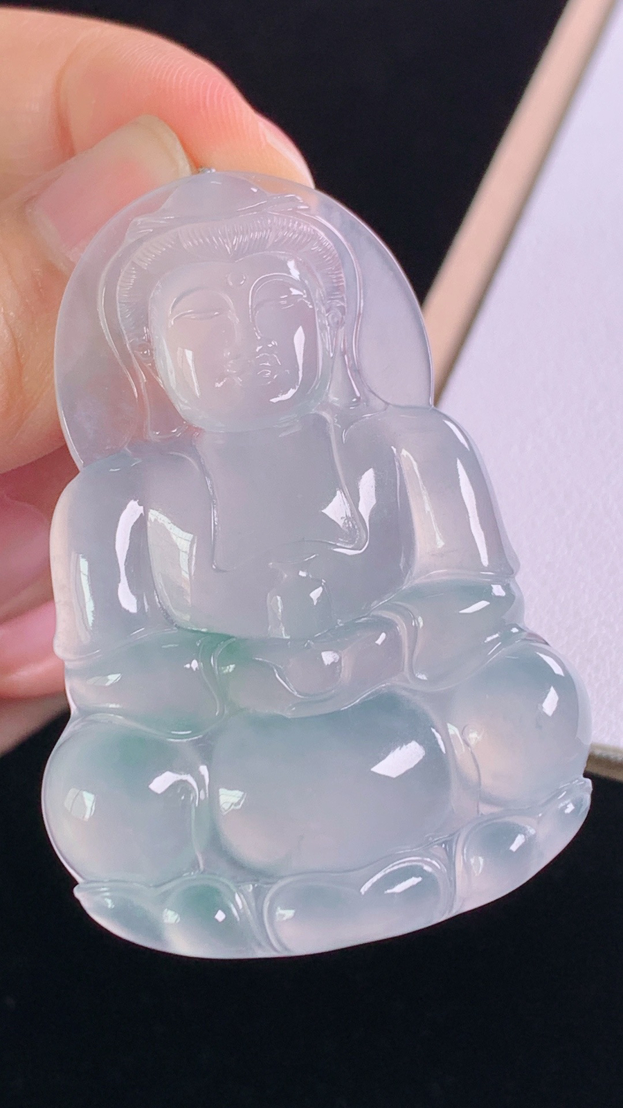 冰飘花观音
花色灵动，冰晶玉洁，
尺寸:53.5-37.6-5.3mm 8