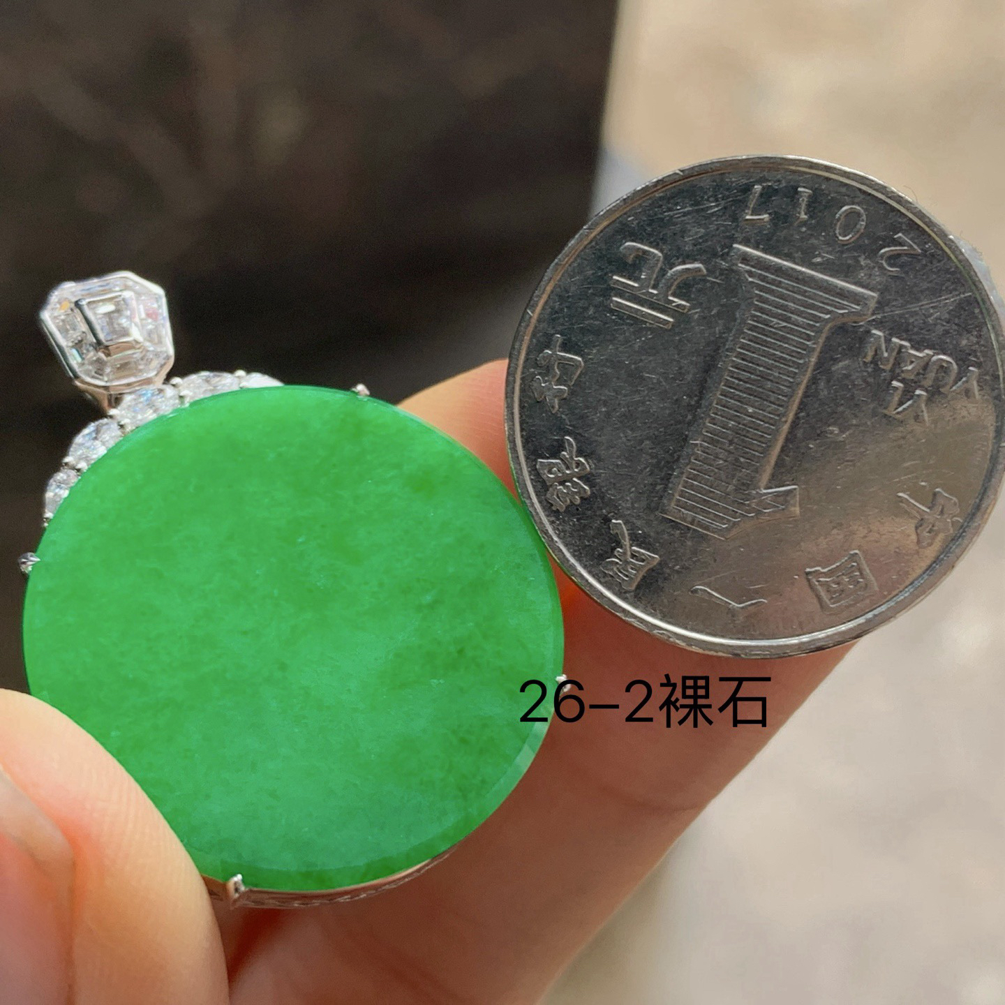 金钻镶嵌辣绿色圆牌^_^鲜艳