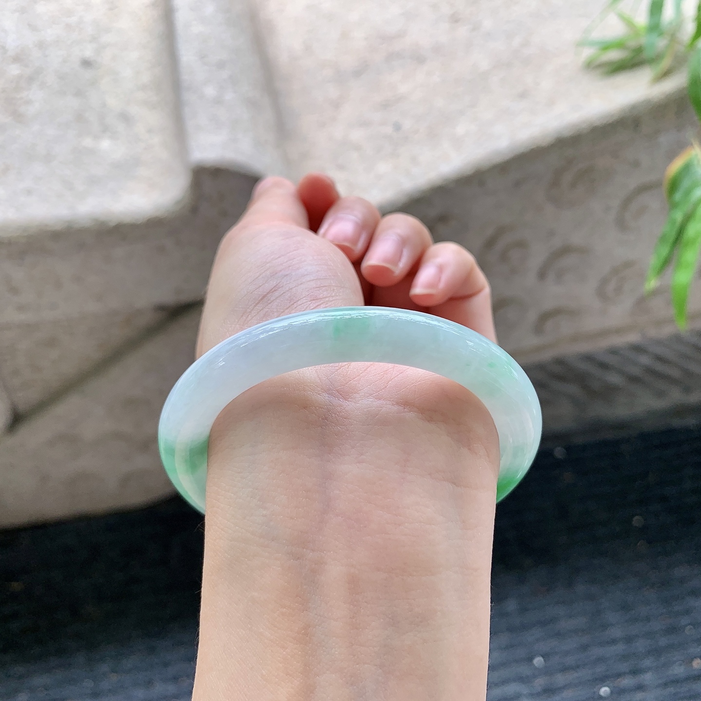 圆条54 55【圈口】54.5/8.8/9【编码】A1121781【描述】细糯飘绿，水润，种老，细腻，有纹线