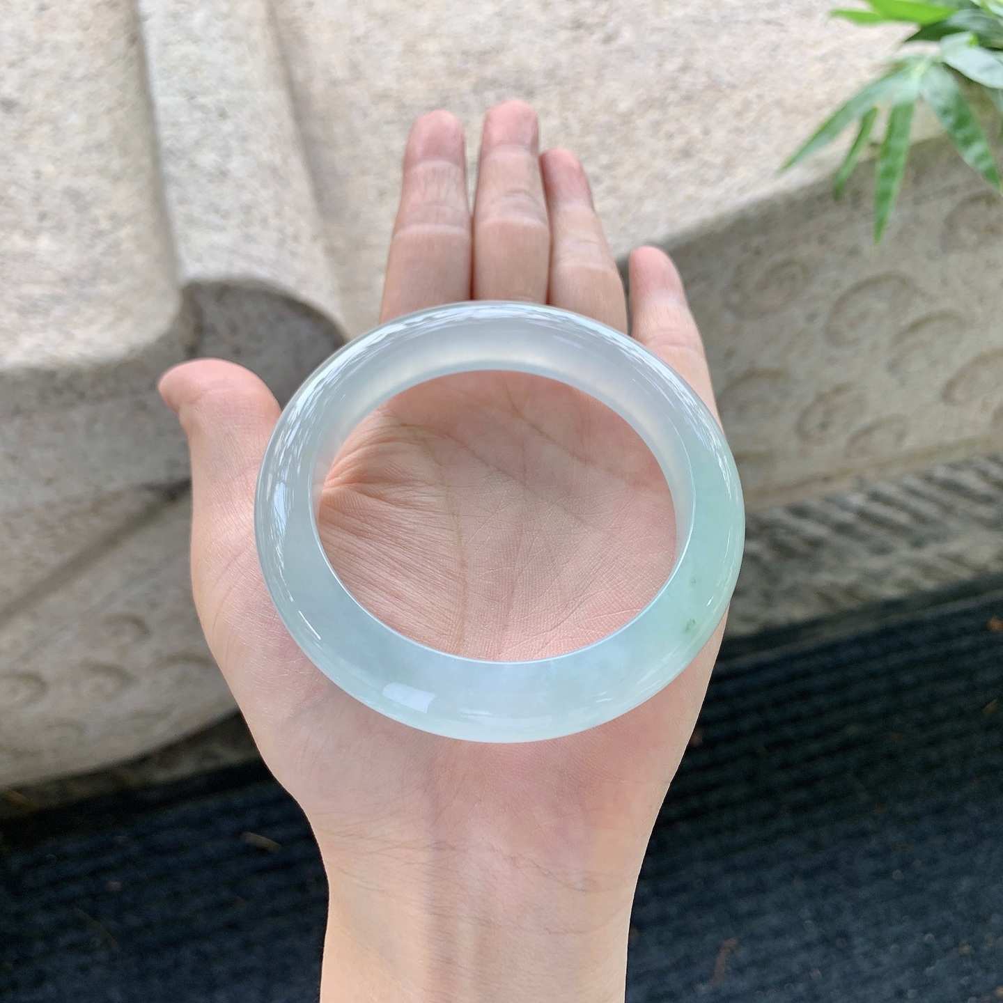 正圈57 58【圈口】58.3/12.3/9.5【编码】BA120768【描述】冰糯晴底，水润，种老，细腻，打灯有絮线