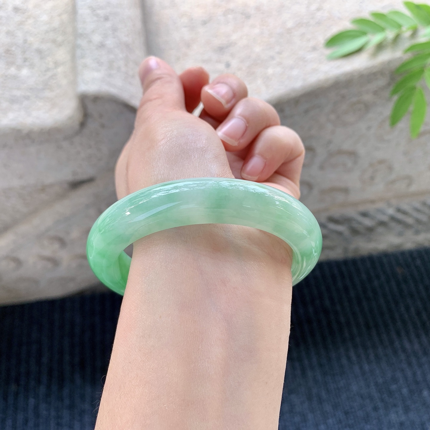 正圈56 57【圈口】57.8/12.4/9.5【编码】A1120729【描述】冰糯飘绿，水润，种老，细腻，无裂