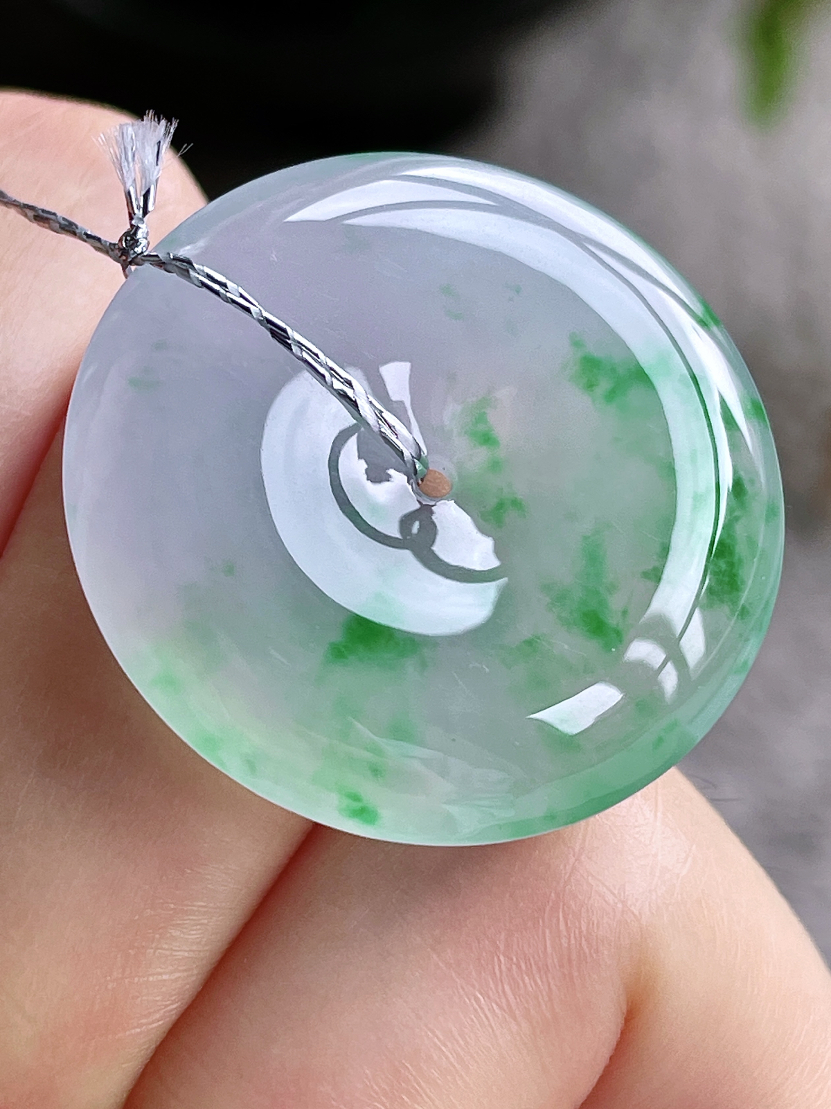 【裸石】高冰飘绿花平安扣吊坠
【说明】缅料 性价比高 飘花
【尺寸】29.5-5.9