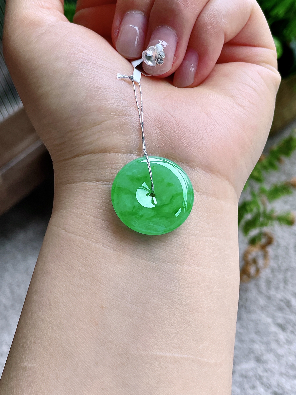 【裸石】冰阳绿平安扣吊坠
【说明】缅料 性价比高  
【尺寸】24.3-5.6