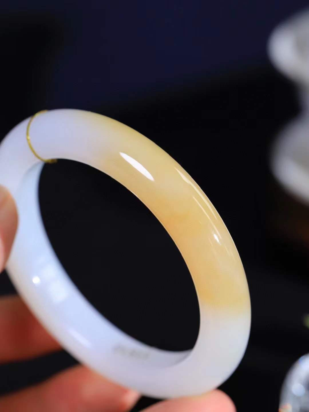 【柔情素语·手镯】

精品和田玉糖白玉手镯，玉质细腻温润，手感舒适，️线条流畅，简约大气，美自天成，佩戴于腕间，婉约之美，举手投足间透出那份低调奢华，醉人心扉。重63.2克 内径圈口58.5mm  尺寸12.2-10mm   FDA-55401103