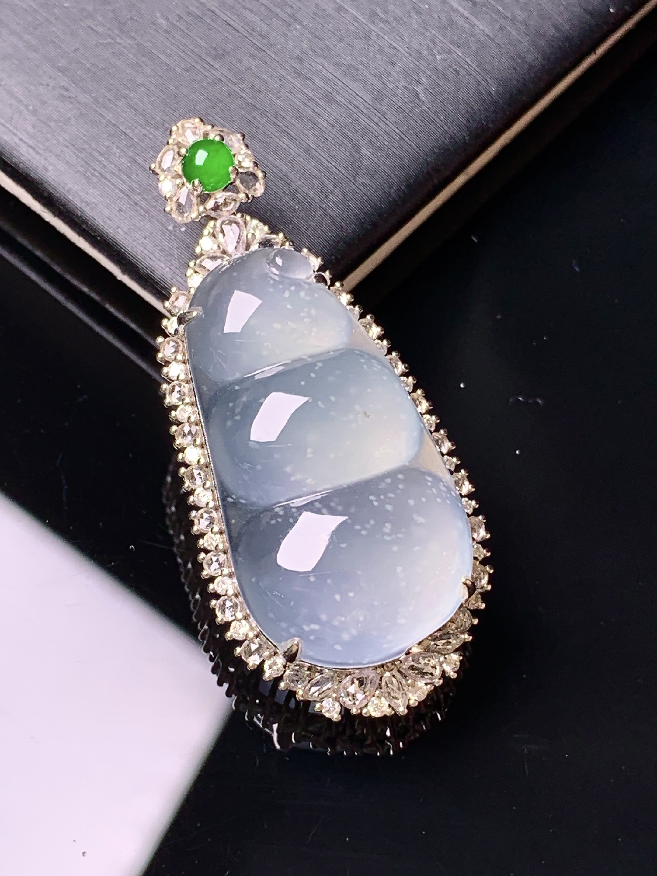 18k金钻镶嵌冰种四季豆吊坠 玉质细腻 色泽艳丽清新 水润亮眼 整体尺寸40.5*18.2*10.5c1