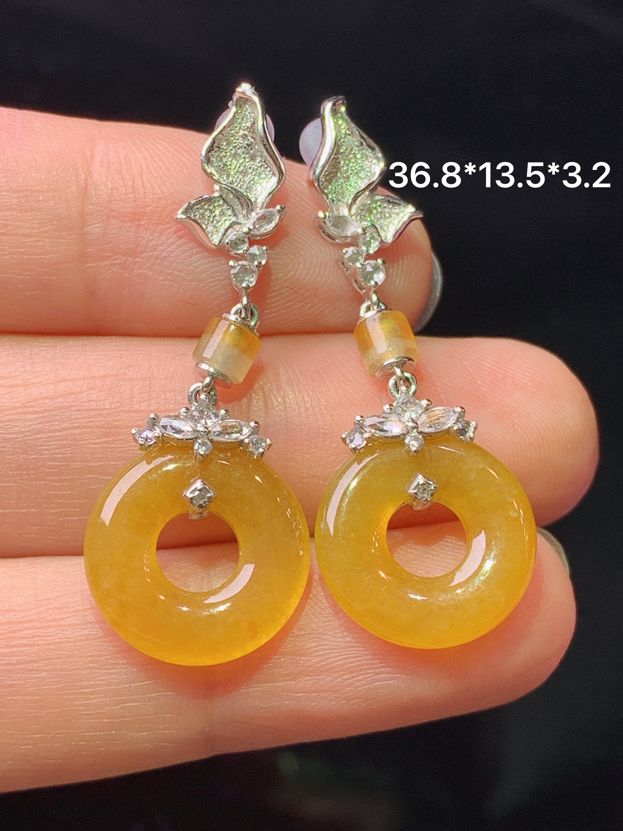 18k金钻镶嵌黄翡平安环耳坠 玉质细腻 色泽艳丽清新 水润亮眼 整体尺寸36.8*13.5*3.2c5