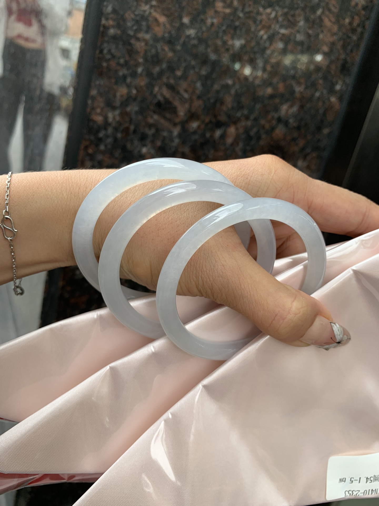 白月光美人条 54.5-7.1-6.1 0412-N410-5 打灯细纹，底妆细腻，水水润润的白月光，如同夜空中最温柔的那一抹月光，轻轻洒落你的手腕，带来一份宁静与雅致