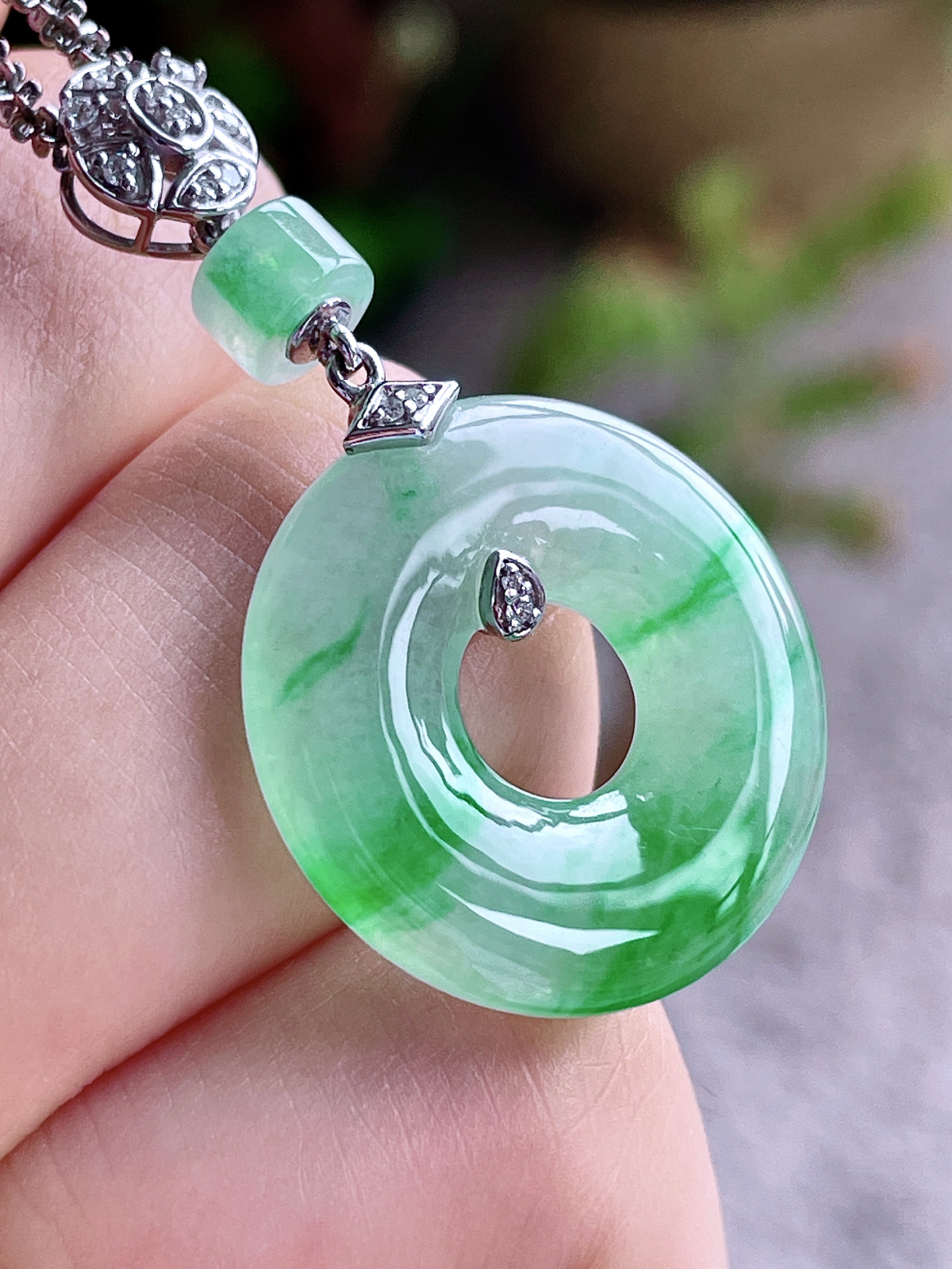 【镶嵌】高冰飘绿花甜甜圈吊坠  
【说明】缅料 18k金镶嵌 性价比高 飘花
【整体】38.7
【裸石】22-3.5