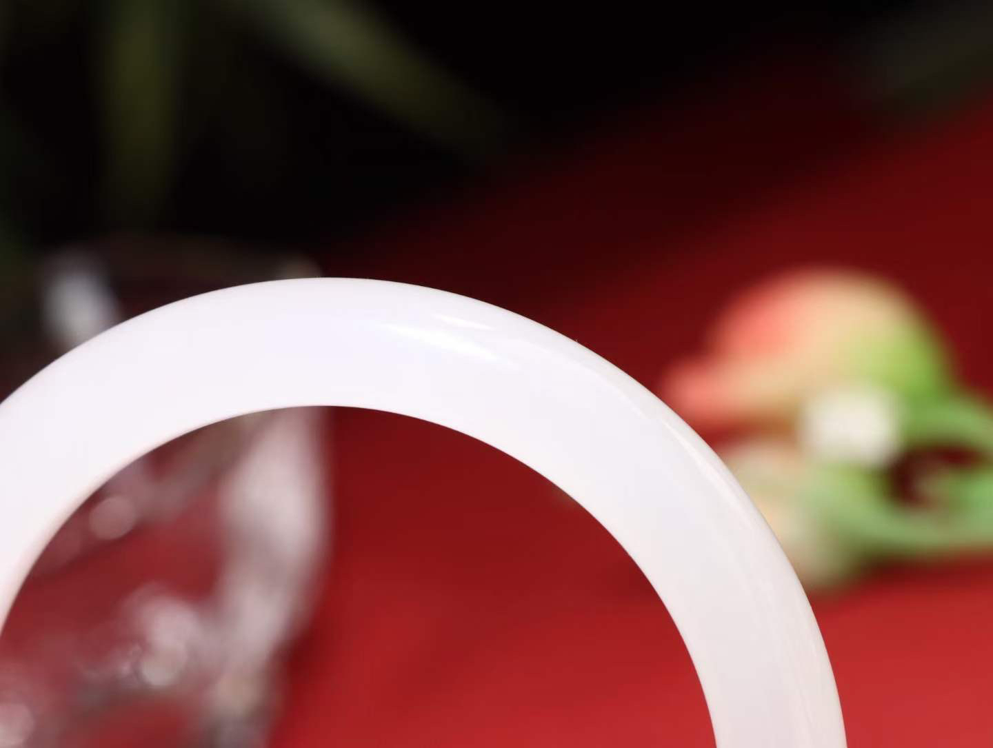 【温柔雅致】

精品和田玉白玉手镯，白冰底质地冰润细腻，色泽高贵典雅，镯型古朴典雅。在诗情画意的雨巷相遇，你是我腕间的一抹风情，有你眸有深情，清风荡漾湖间静水，我愿俯身低眉，在烟波涟漪处，寻你深情倩影。重54.3克内径圈口57mm尺寸57-11.5-9mm FSO26248038218