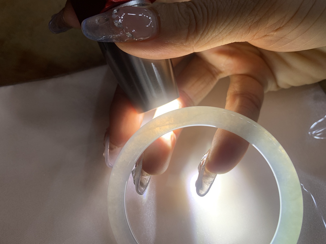 白月光美人条 54.5-7.3-6 0412-N410-6 打灯细纹，底妆细腻，水水润润的白月光，如同夜空中最温柔的那一抹月光，轻轻洒落你的手腕，带来一份宁静与雅致