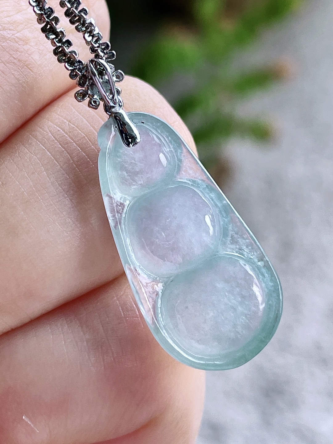 【镶嵌】高冰豆子高冰福豆吊坠 【说明】缅料 18k金镶嵌 无裂 性比高 【整体】32 【裸石】26-13.2-4.6 【重量】3克