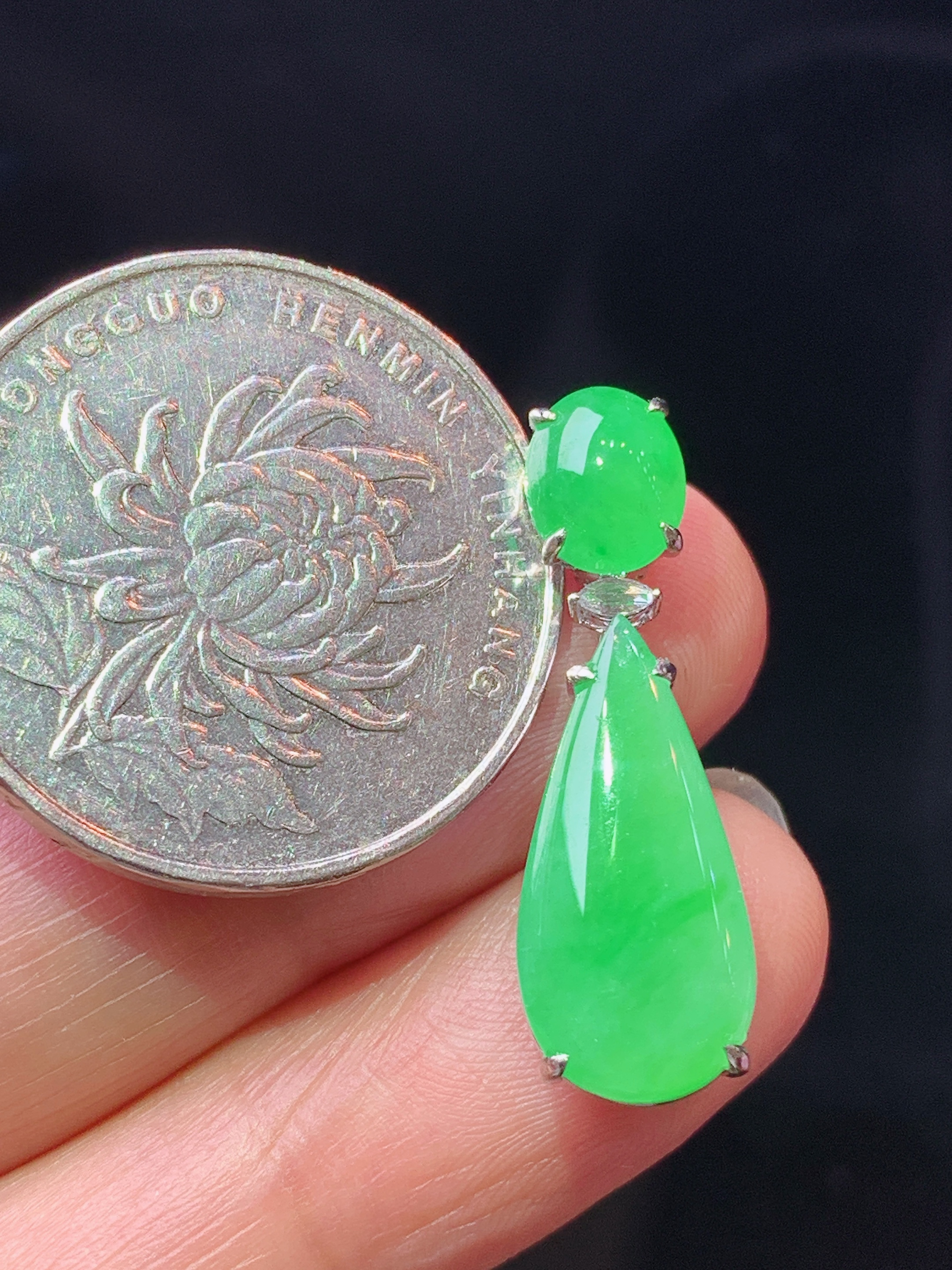18k金钻镶嵌翠绿水滴吊坠 玉质细腻 色泽艳丽清新 水润亮眼 整体尺寸27*8.6*6.6j2