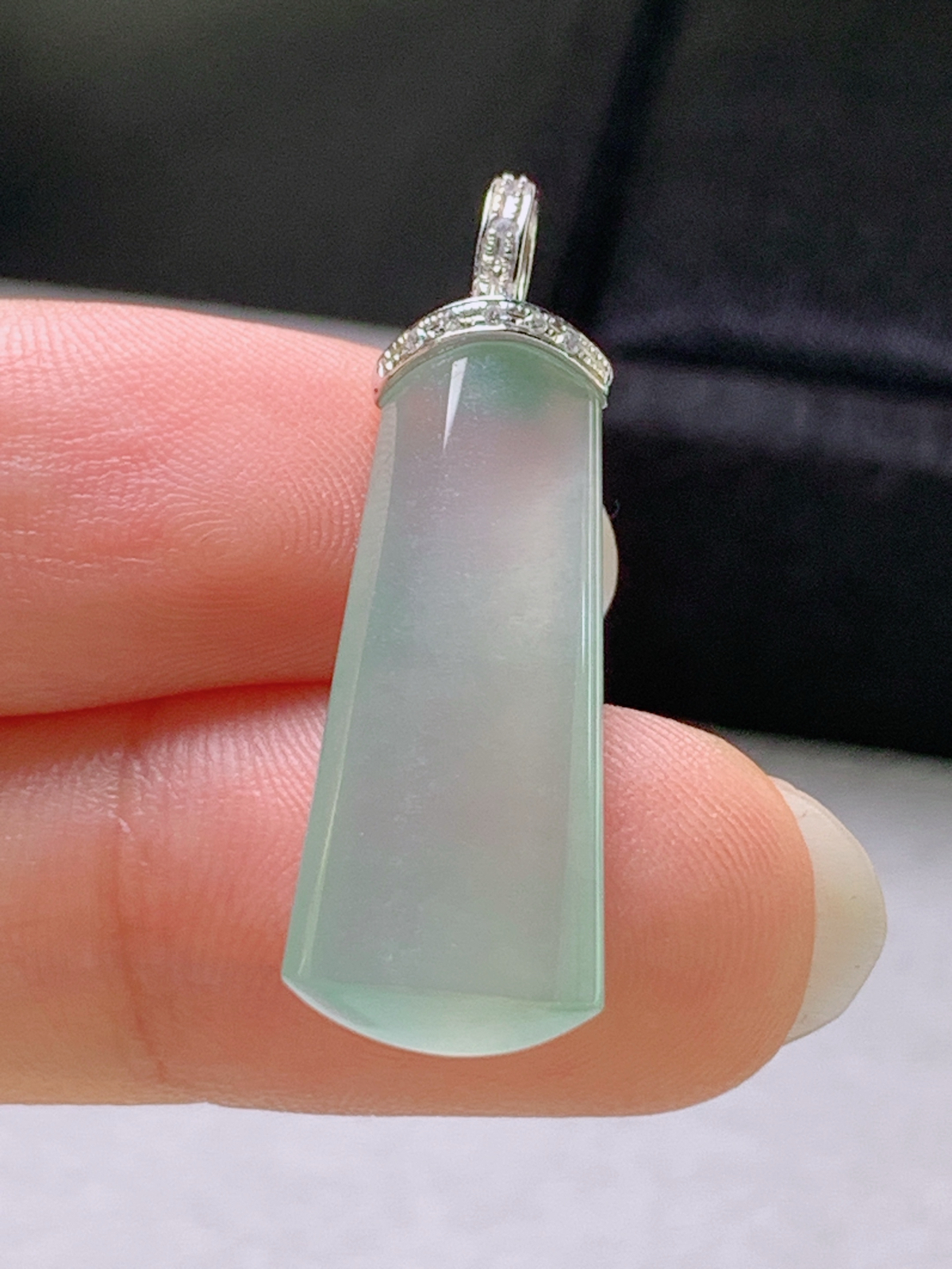 高冰晴底无事牌吊坠，冰透水润

裸石24.9-10.2-4.9
整体31.6