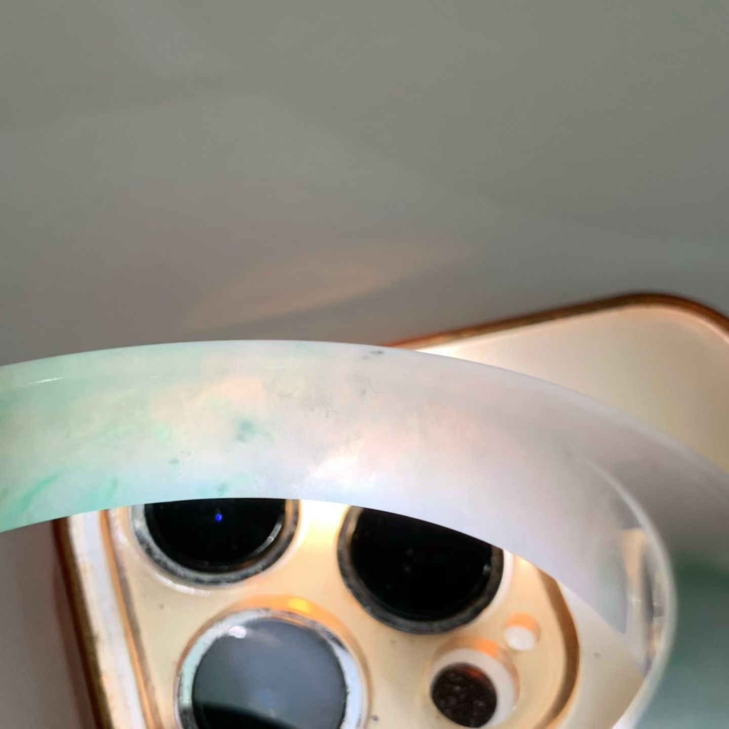 飘绿花正圈手镯尺寸56*11*9 老种通透，纯净细腻，胶润无比，颜色清新柔和，花色灵动轻盈！