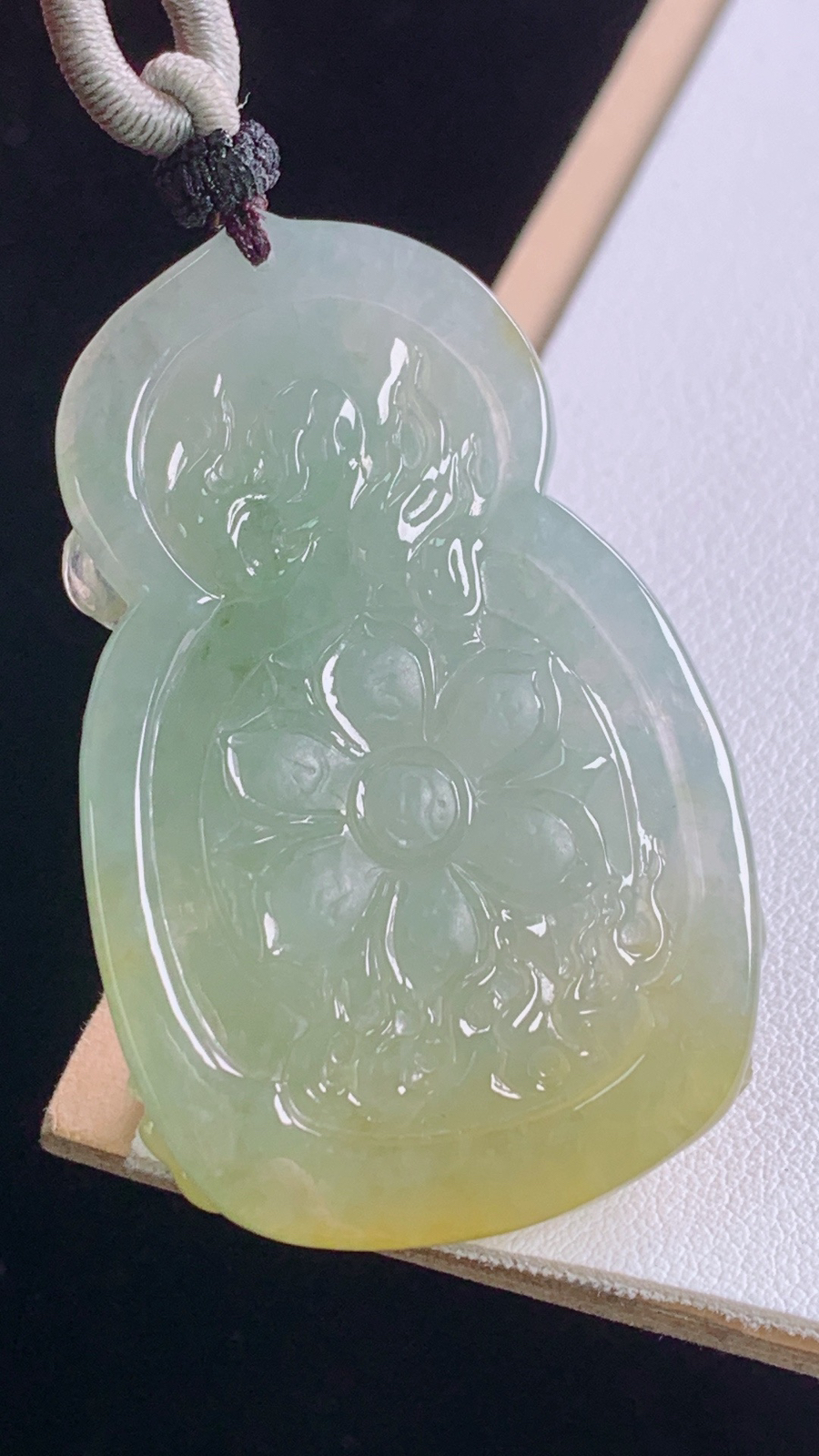 黄翡不动明王
天然黄翡，雕工精湛，
尺寸:51.1-32.4-13.0mm 8