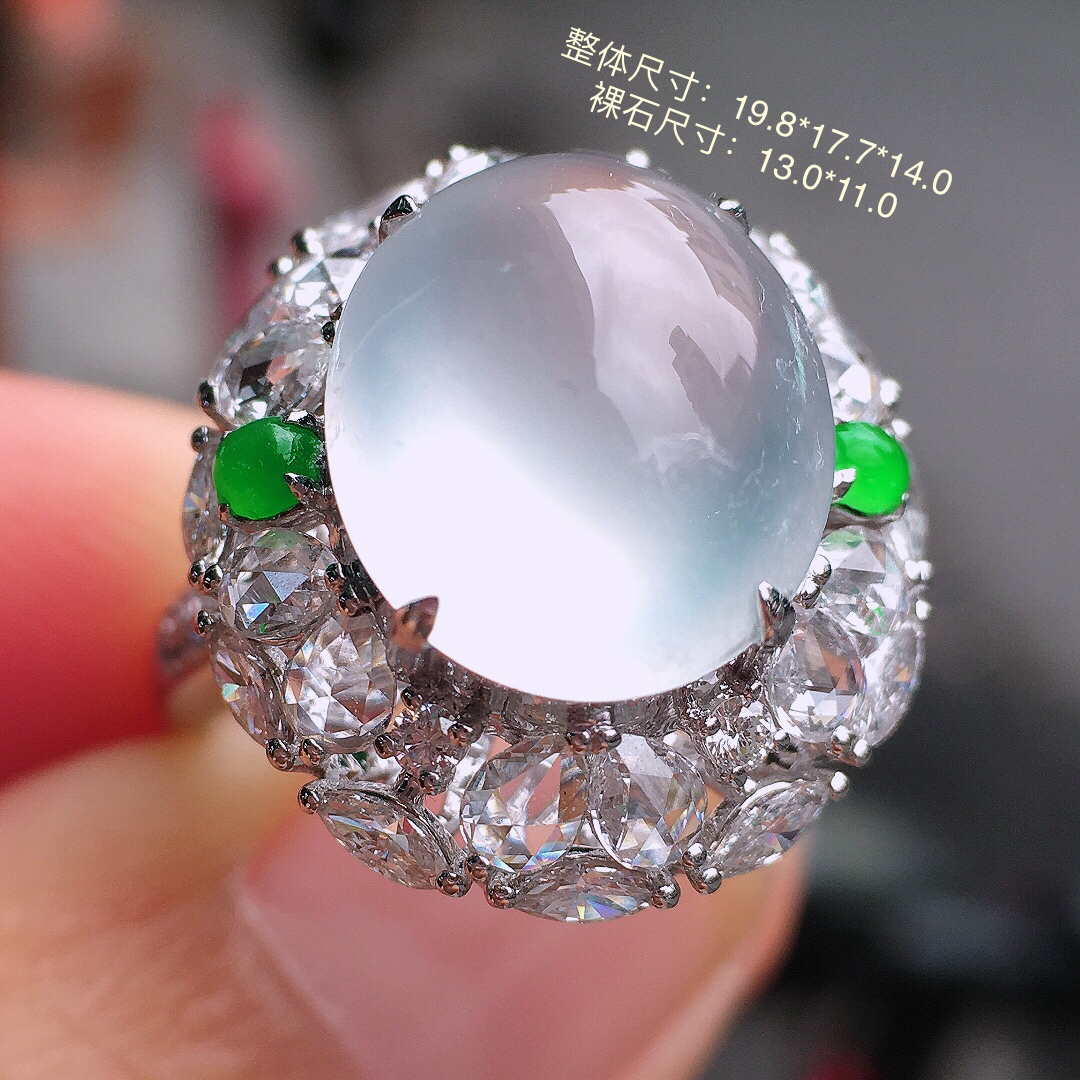 冰种蛋面戒指，玉质细腻，荧光感超
强，饱满圆润，尽显优雅气质，18k
金豪华镶嵌