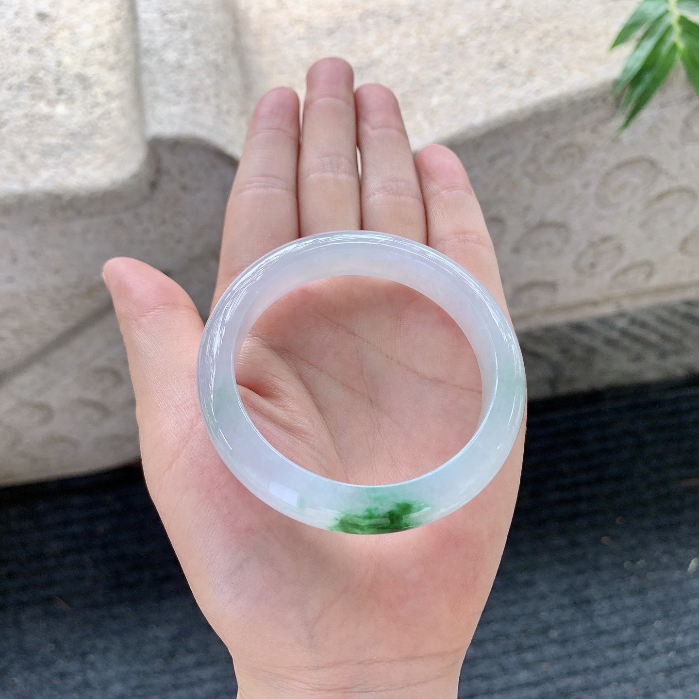 正圈50 51【圈口】51.8/10/7.7【编码】Q5121863【描述】冰糯飘辣绿，水润，种老，细腻，打灯有絮线