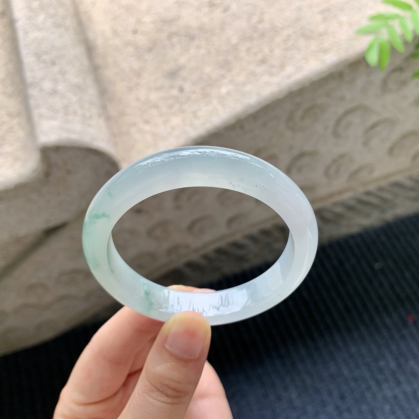 正圈53 54【圈口】54.5/11.4/8【编码】FL041233【描述】冰糯飘花，水润，种老，细腻，打灯有棉线