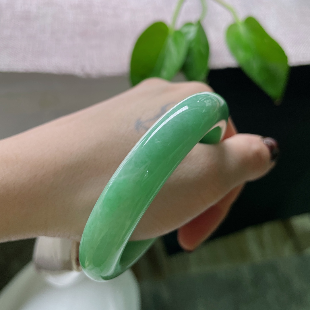 55.6/12/8.5绿色正圈，水润，底子细腻，稳如青山。 不是点缀，是底色，是根基。皮纹，ss50812a