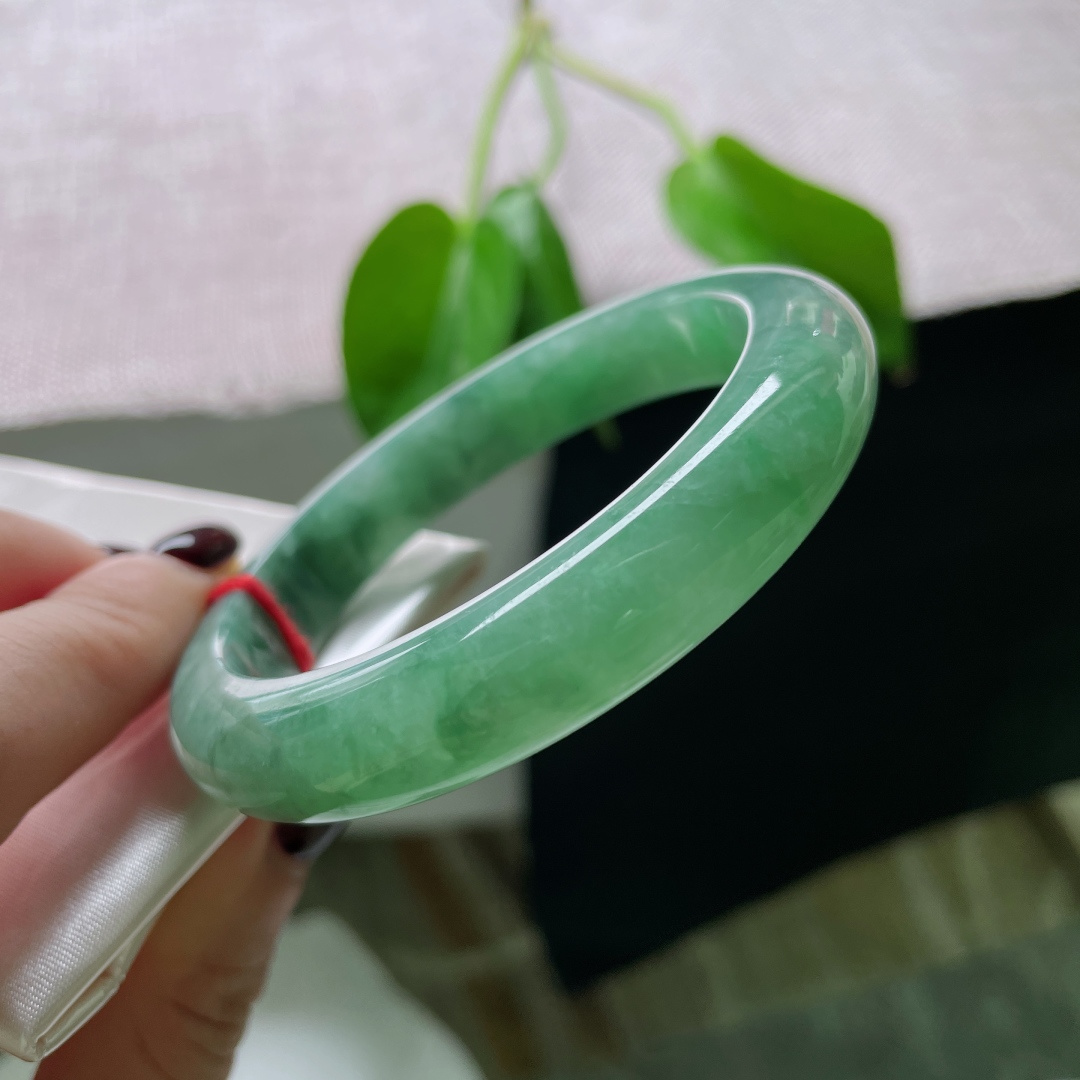 56.9/11.6/8.6绿色正圈，水润，不争不抢，却已占了满心欢喜。有纹，ss50910a