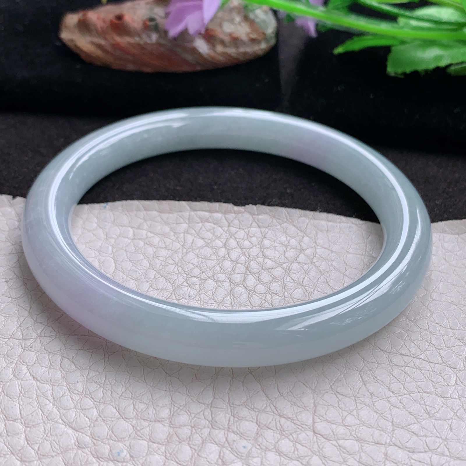 js大圈口64*9.5美人镯 天然翡翠a货手镯浅绿胶感圆条正圈玉镯子