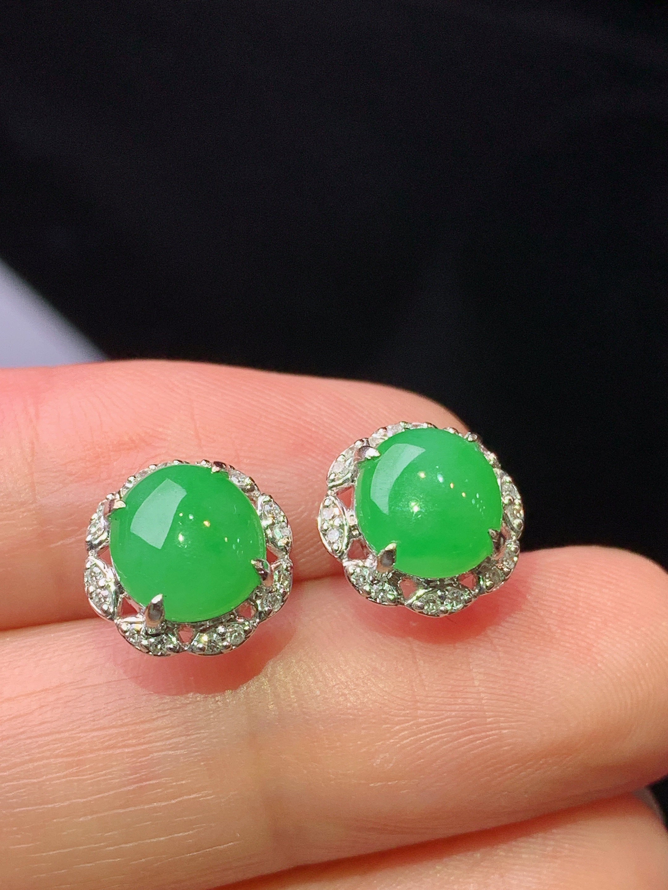 18k金钻镶嵌翠绿蛋面耳钉 玉质细腻 色泽艳丽清新 水润亮眼 整体尺寸10.2*4.2j2