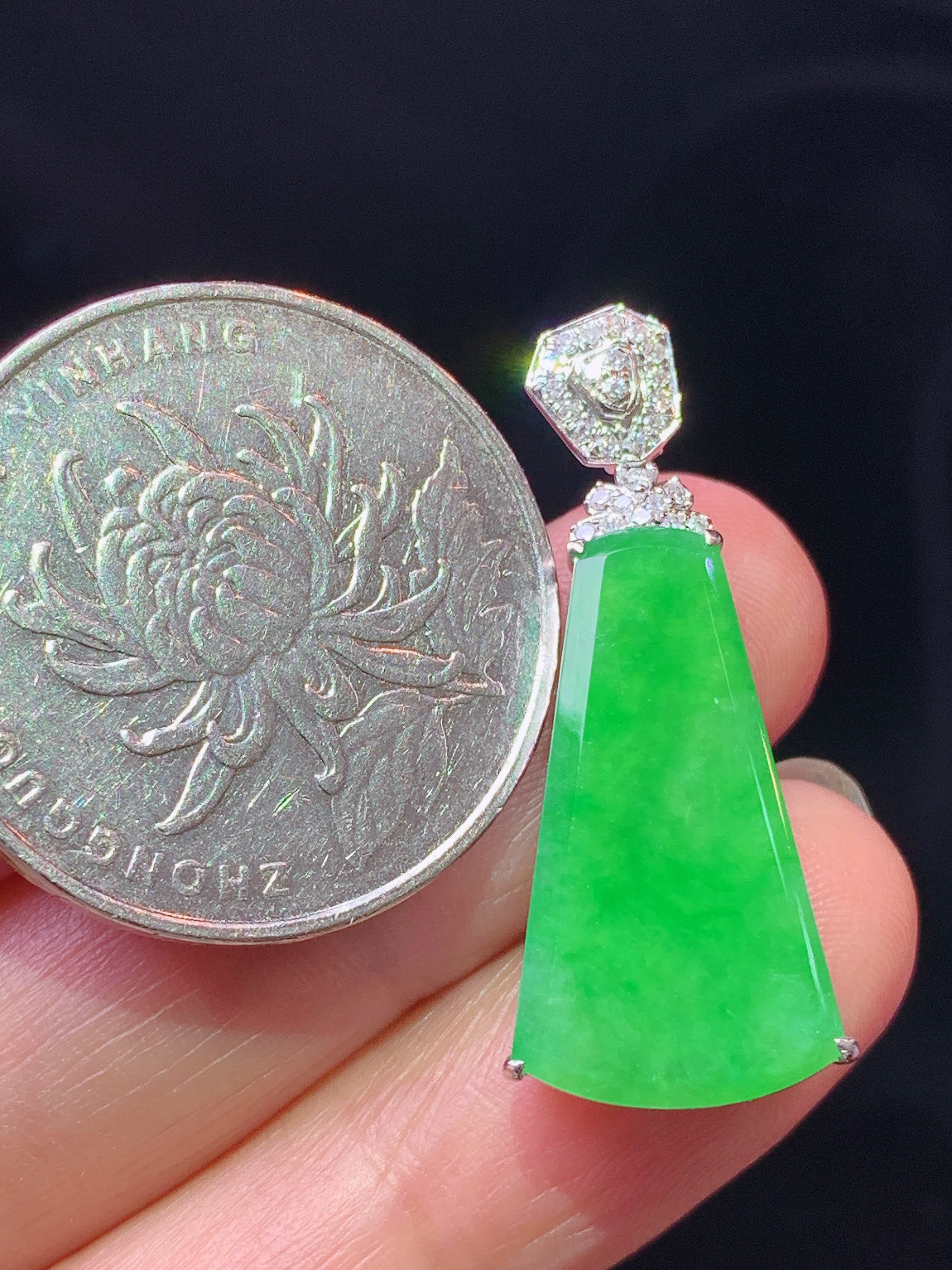 18k金钻镶嵌翠绿无事牌吊坠 玉质细腻 色泽艳丽清新 水润亮眼 整体尺寸30.6*11.8*6j2
