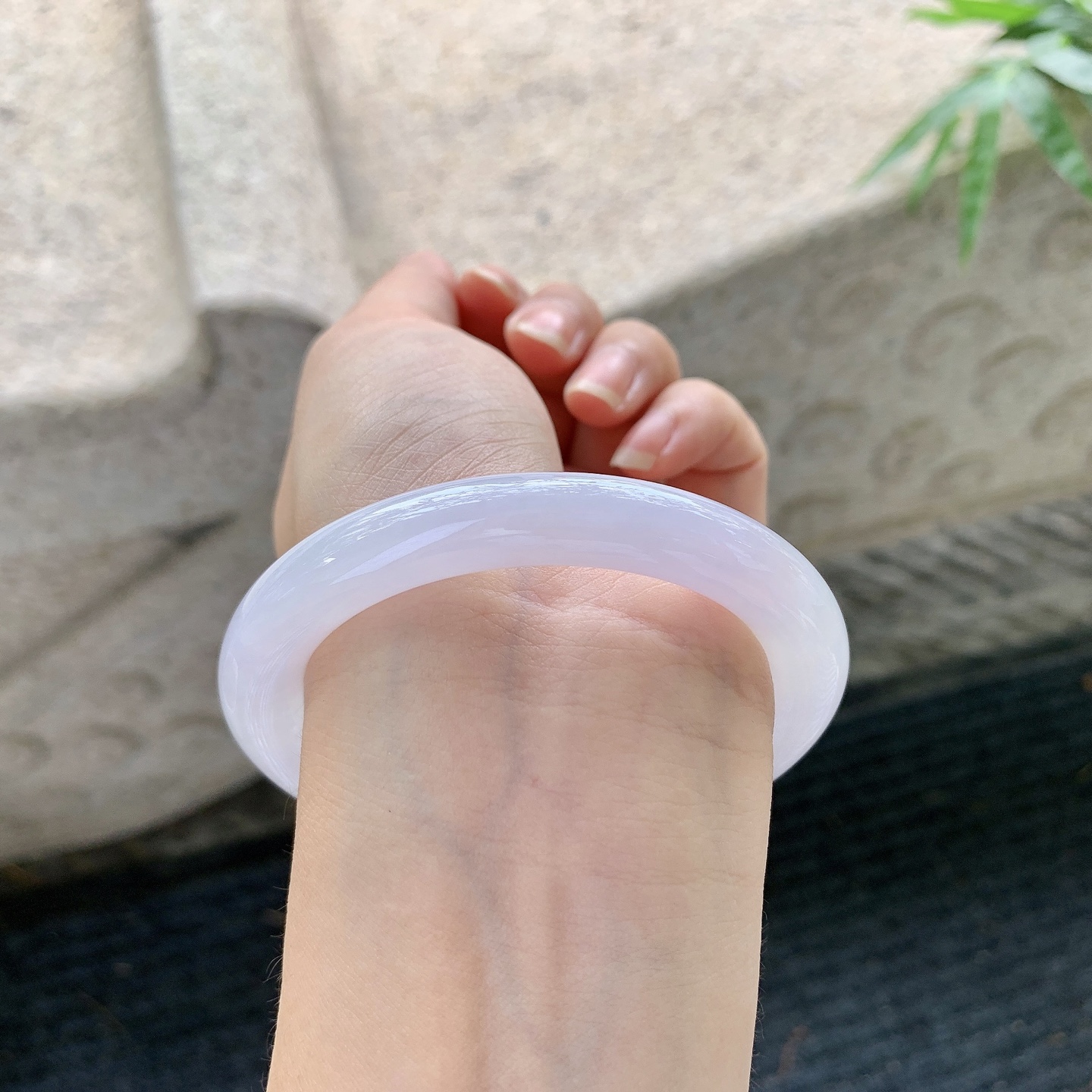 圆条54 55【圈口】55.8/9.7/9.8【编码】A1122598【描述】细糯粉紫底，水润，种老，细腻，打灯有纹线