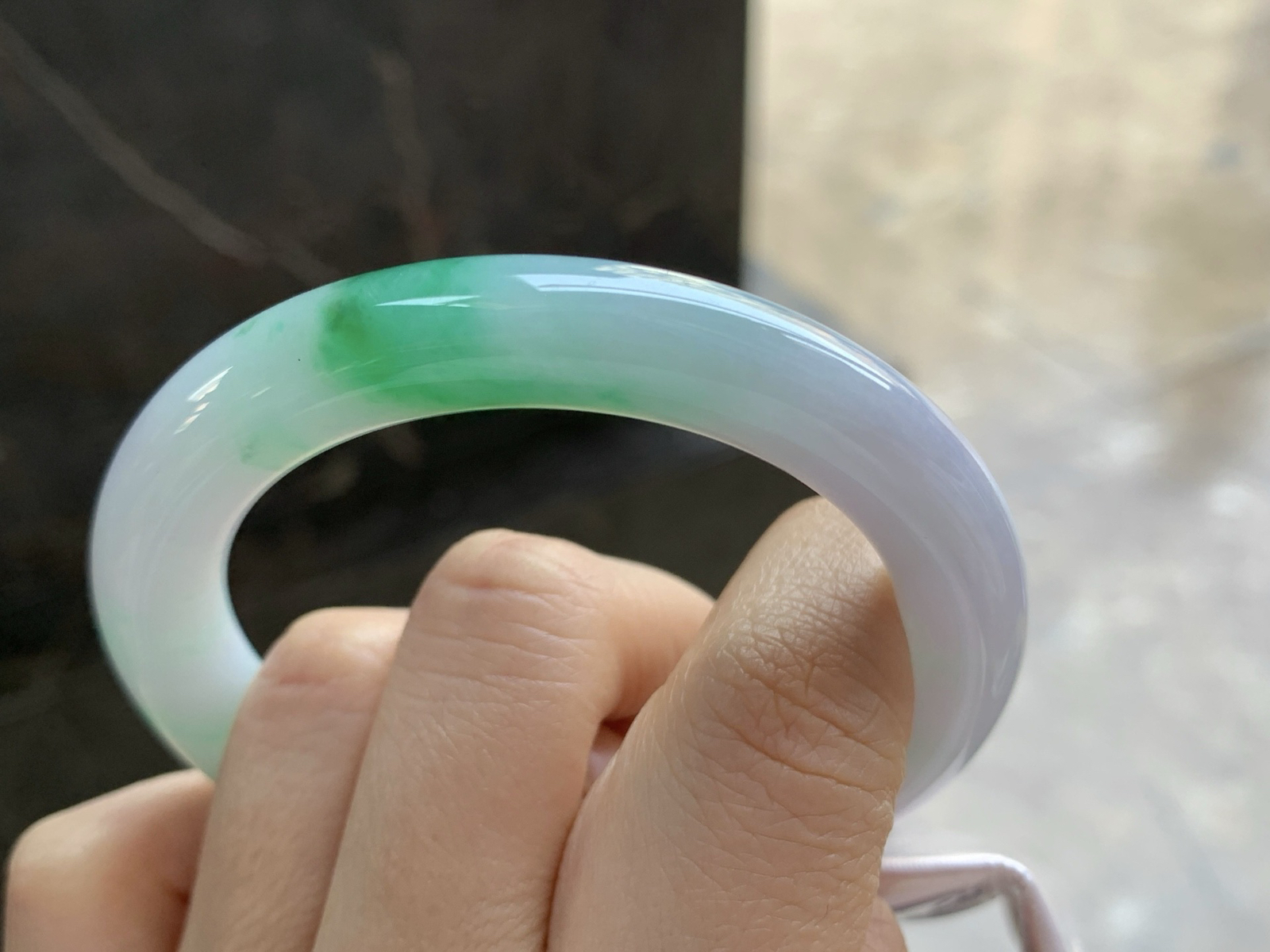 52.5-9.8

飘绿圆条手镯^_^玉质温润 色阳细腻