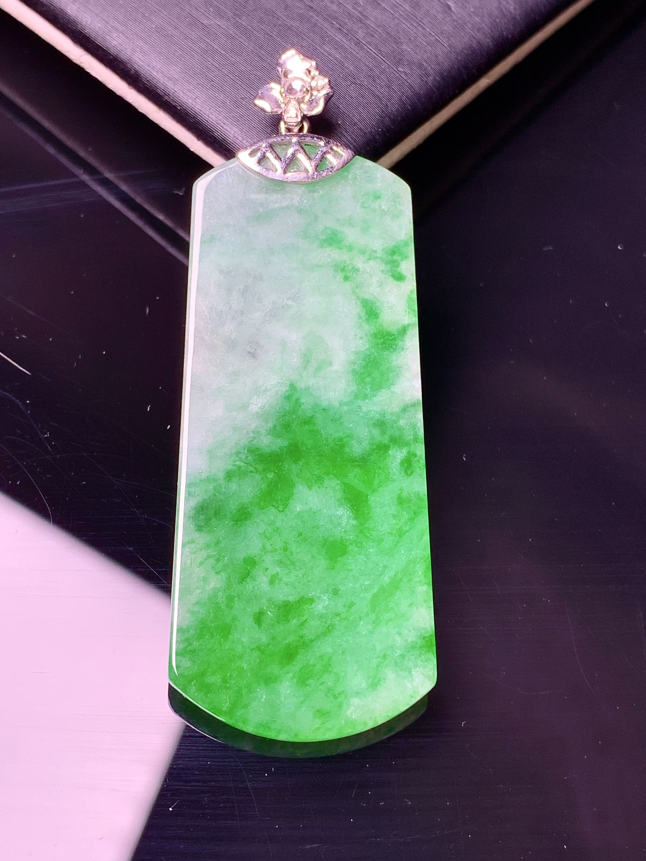 18k金钻镶嵌吊坠 玉质细腻 色泽艳丽清新 水润亮眼 整体尺寸51.6*18.6*2.5c1