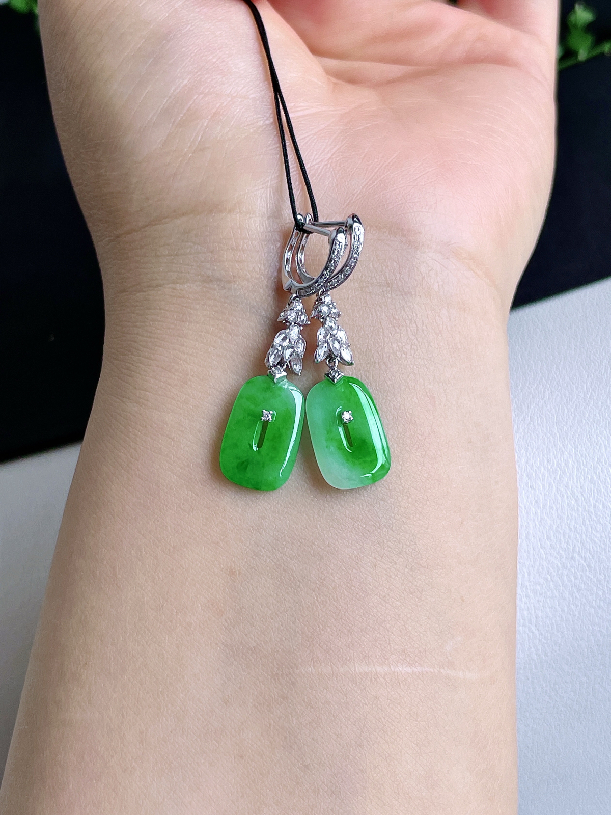 【镶嵌】冰阳绿福贝耳坠 
【说明】缅料 18k金镶嵌 性价比高  
【整体】36
【裸石】14-9