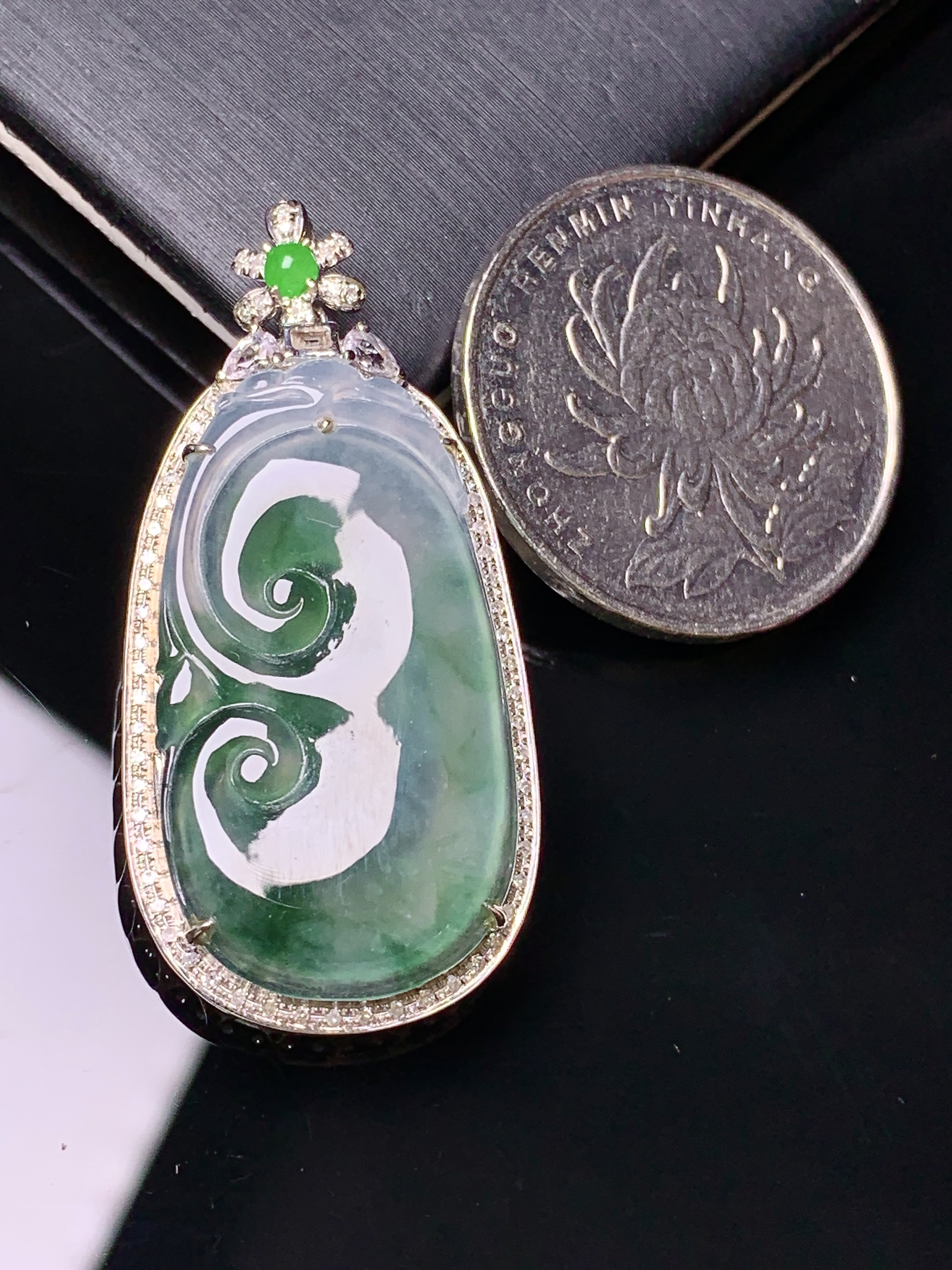 18k金钻镶嵌飘绿如意吊坠 玉质细腻 色泽艳丽清新 水润亮眼 整体尺寸40*19.3*6.5yz