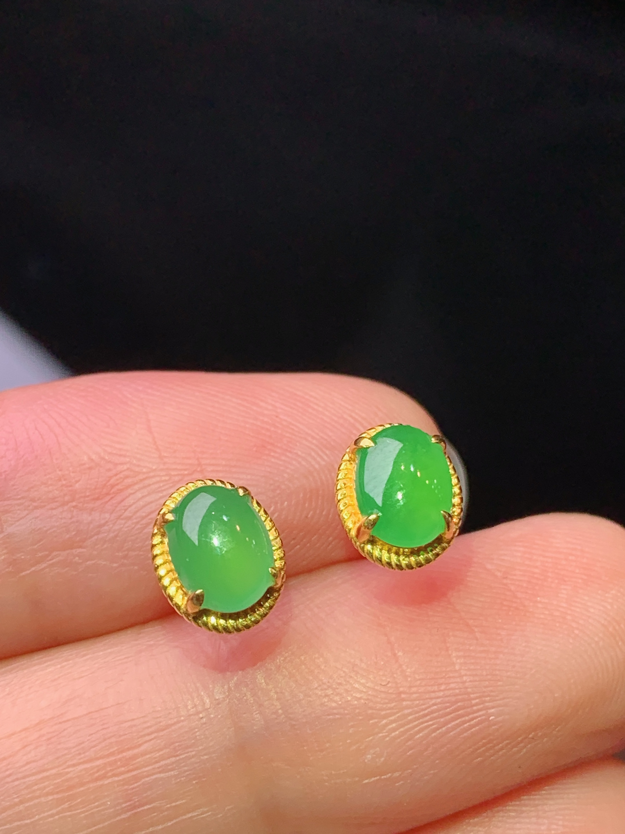18k金钻镶嵌翠绿耳钉 玉质细腻 色泽艳丽清新 水润亮眼 整体尺寸7.6*6*3j2