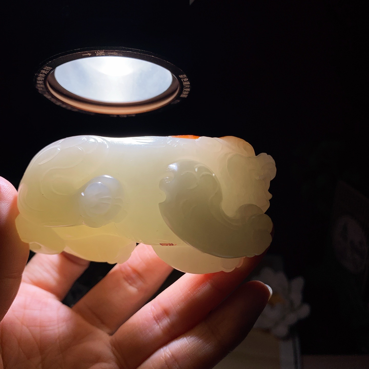 新疆和田玉红油皮料招财貔貅把件！尺寸85/39/40重197克。玉质细腻油润。手推出油。品相大气 lt260410