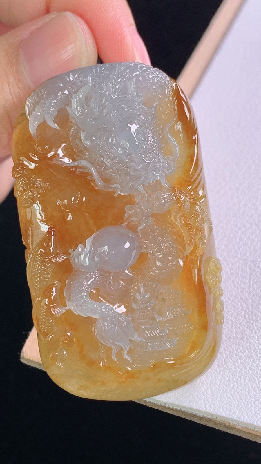 黄翡府上有龙
天然黄翡，雕工精湛，霸气，
尺寸:52.3-29.5-13.8mm 9