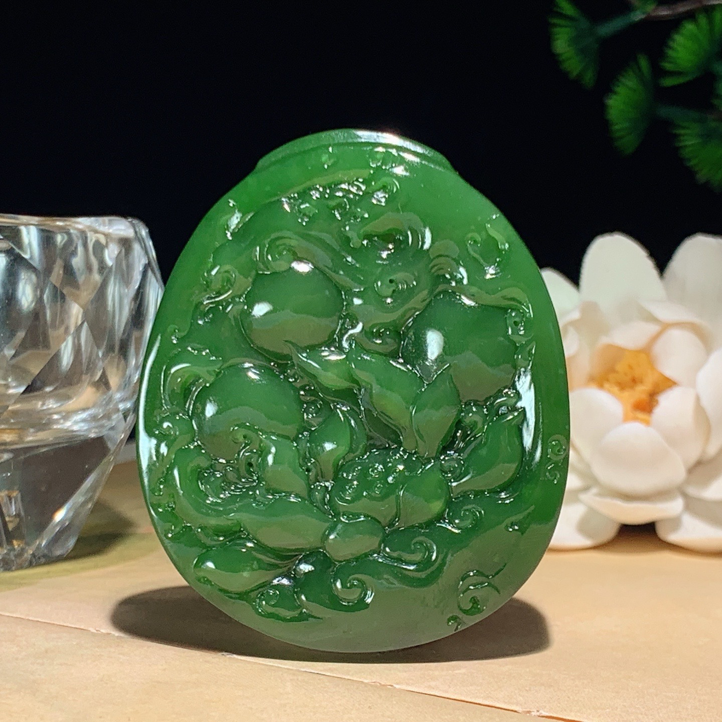 和田玉7号矿红皮料阳绿俄罗斯碧玉坐莲观音牌子挂件。尺寸59/49/13重65.5克 玉质细腻油润 底色纯净 脂粉好，品质好！lt260410