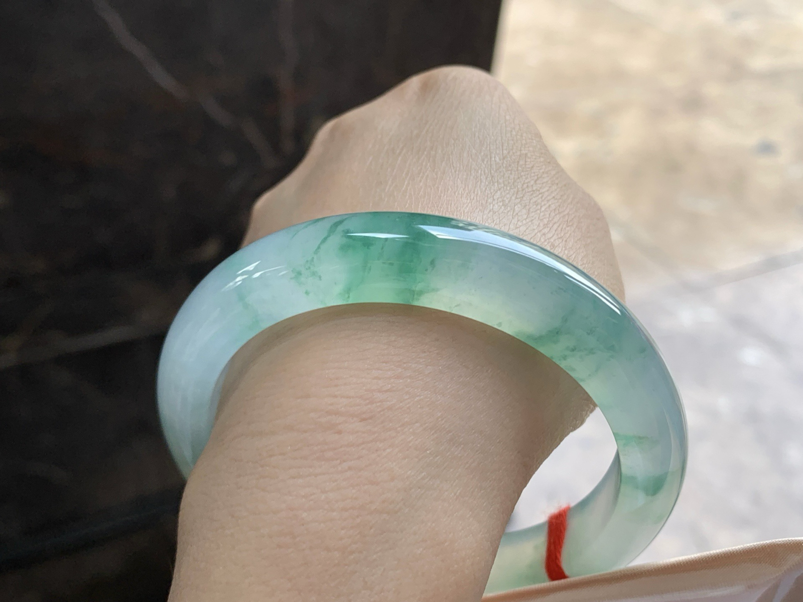 61-12.6-9.3

冰绿花手镯^_^种水好 鲜艳 大圈