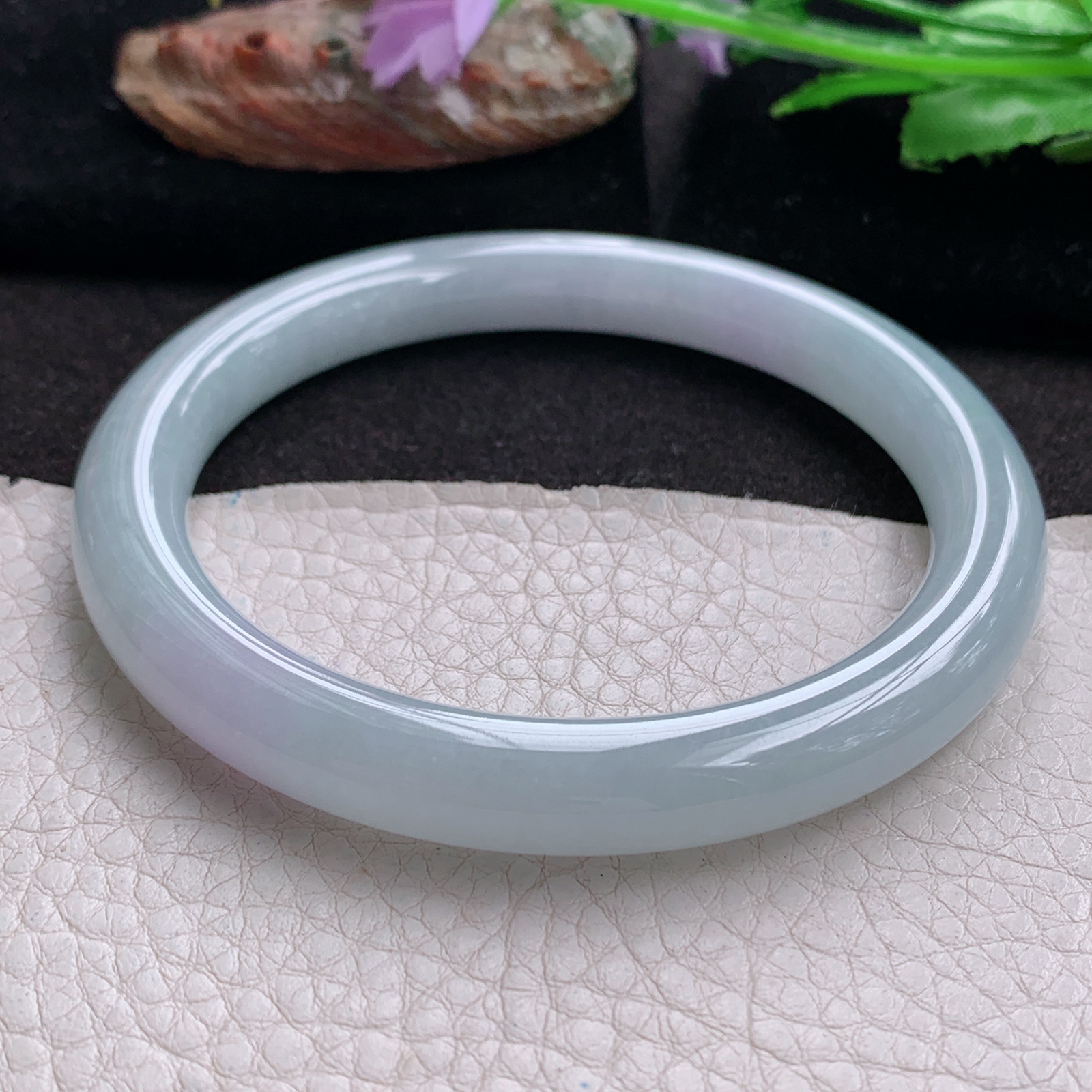 js大圈口64*9.5美人镯 天然翡翠a货手镯浅绿胶感圆条正圈玉镯子