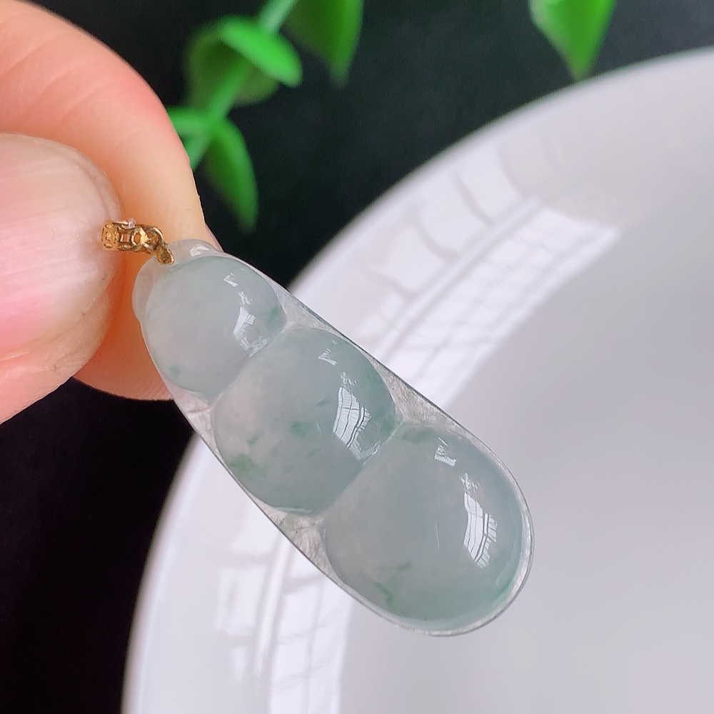 18k金扣冰润飘花福豆翡翠挂件，老种飘花  冰清玉洁  胶感十足  寓意“四季平安，福气满满”颜色鲜艳，清新自然，饱满通透   W49.11  尺寸：27.8-11-5.2mm