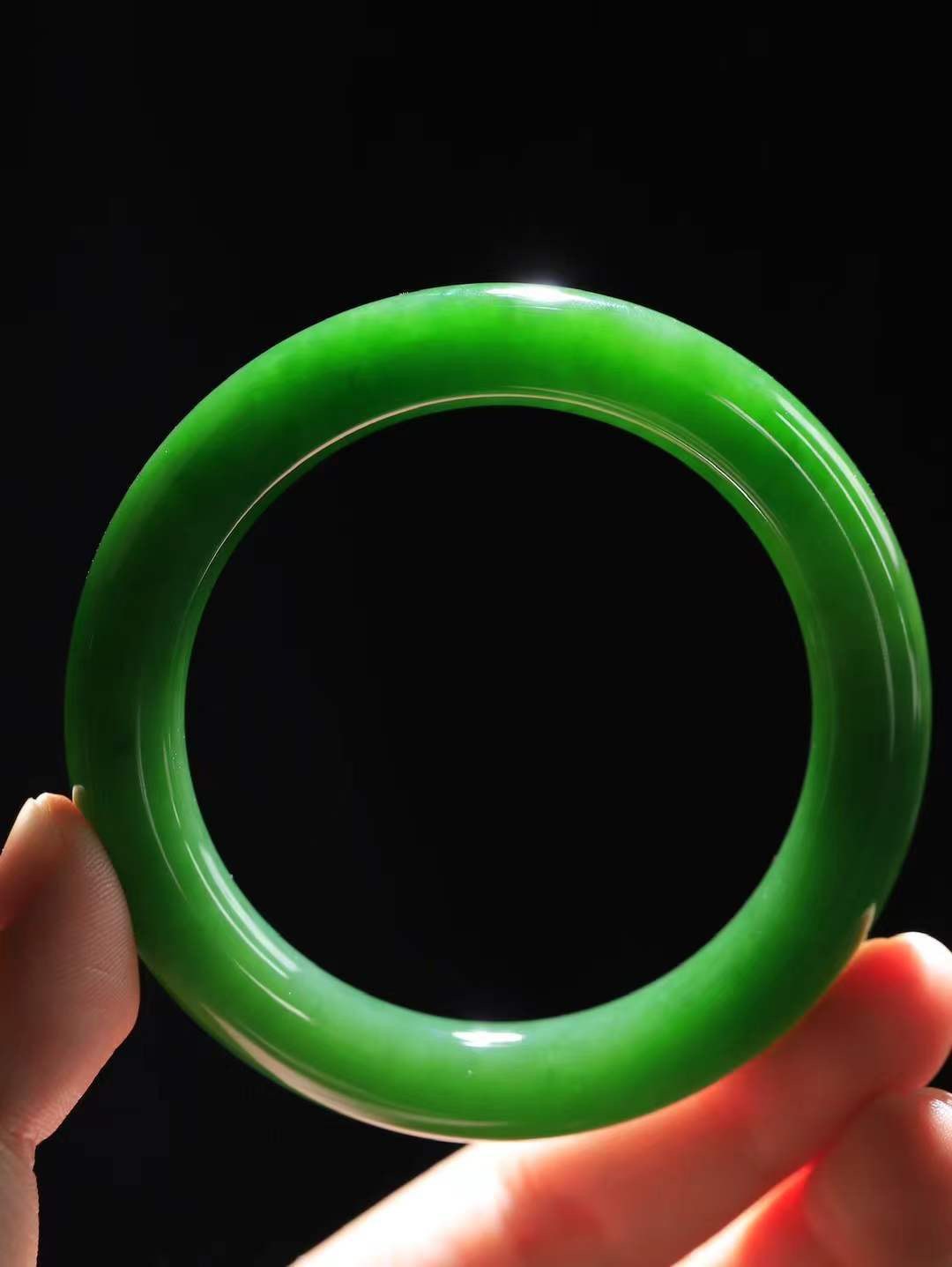 【悠悠芳华.镯】

收藏级臻品️和田玉碧玉手镯 玉质温润 青葱岁月，尽收腕中，婉转流畅，凝岁月悠长。盈一眸恬淡，挽一抹绿意。重63.8克 内径56mm尺寸11.7-10.7mm56401113T