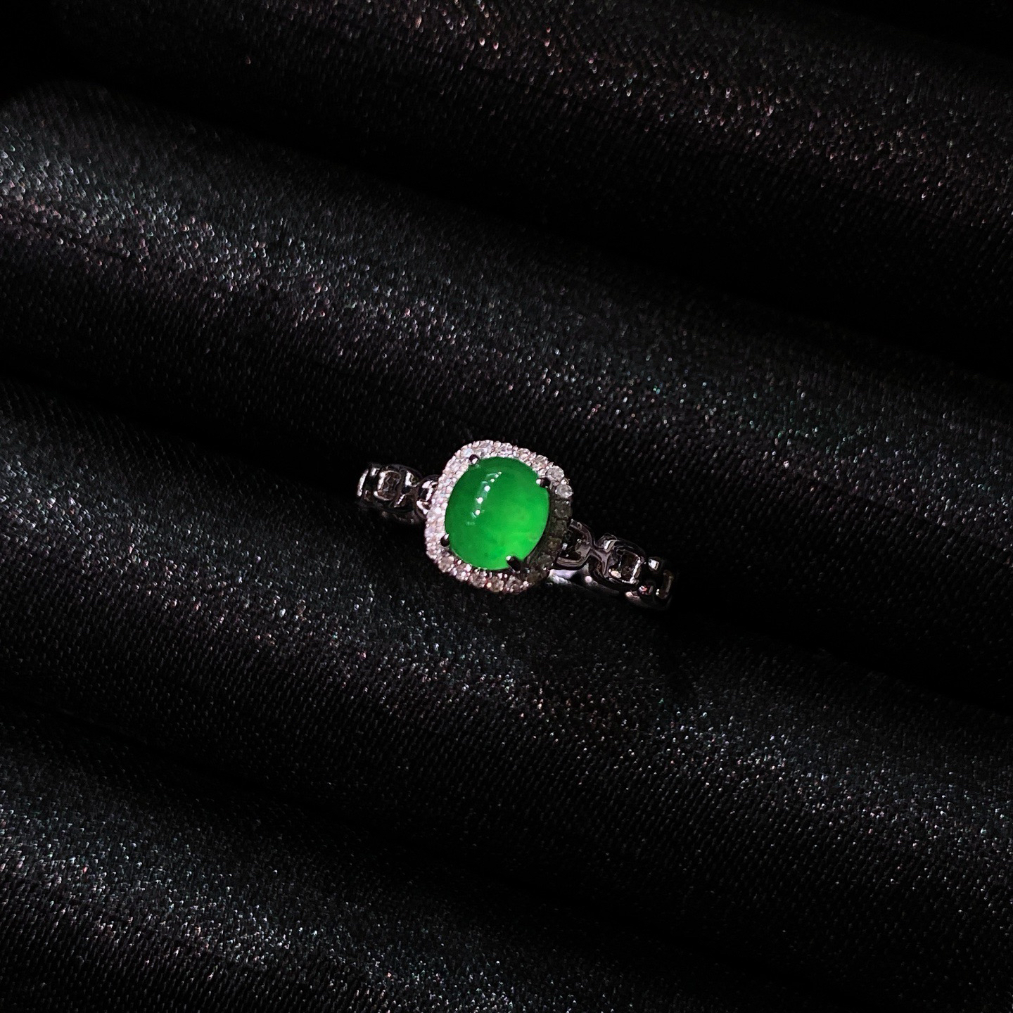 冰阳绿蛋面戒指
色泽浓郁鲜亮，圆润饱满
18k金镶嵌，简镶真的很耐看～
