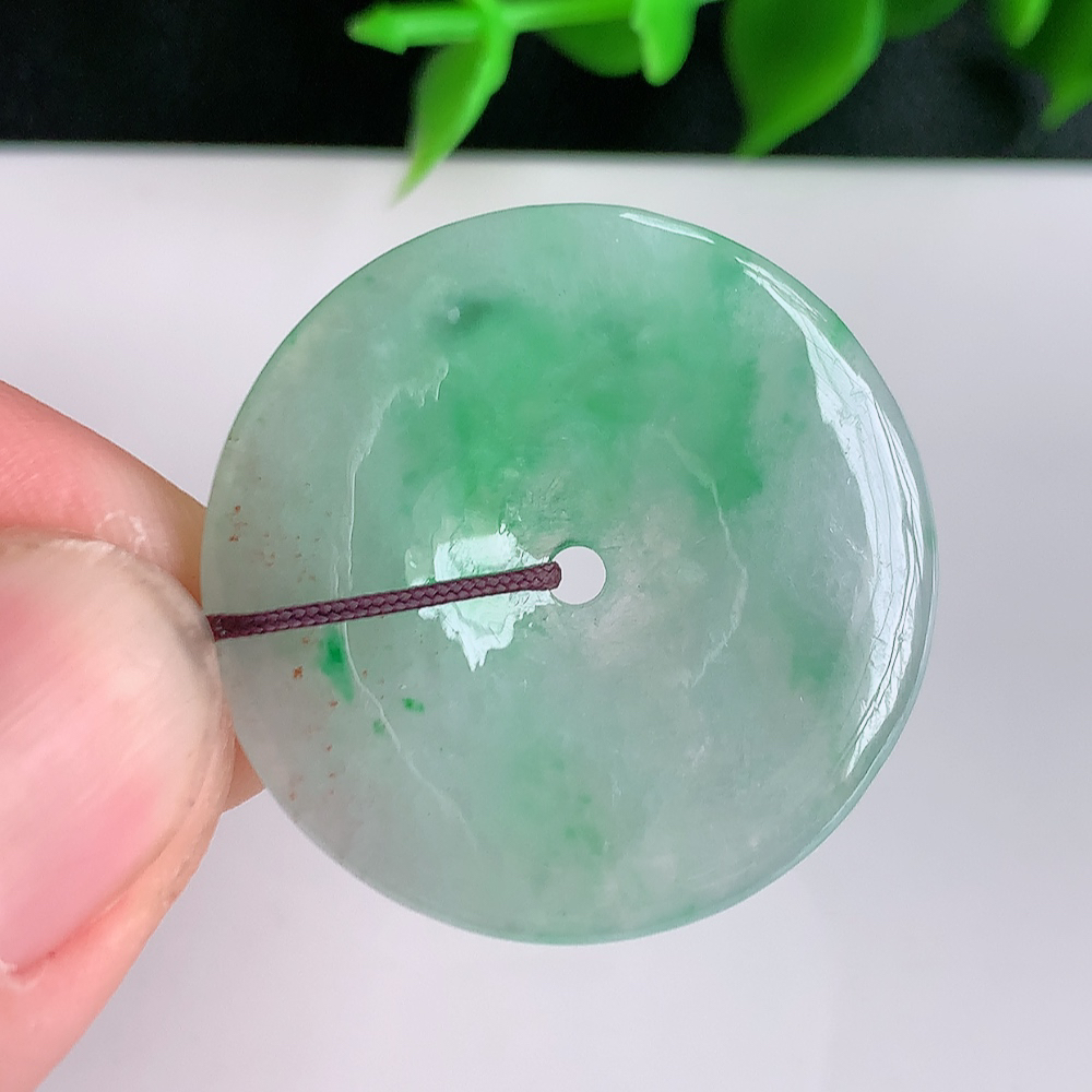 冰润飘绿平安扣吊坠，厚装饱满，冰润剔透，细腻水足，种质润泽，飘花灵动，佩戴优雅大气，W41.11   尺寸：28-3.5mm