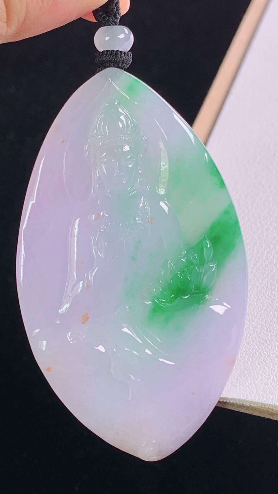 春彩大势至菩萨
色彩丰富，底子细腻，
尺寸:77.2-70.6-41.1-5.6mm 9