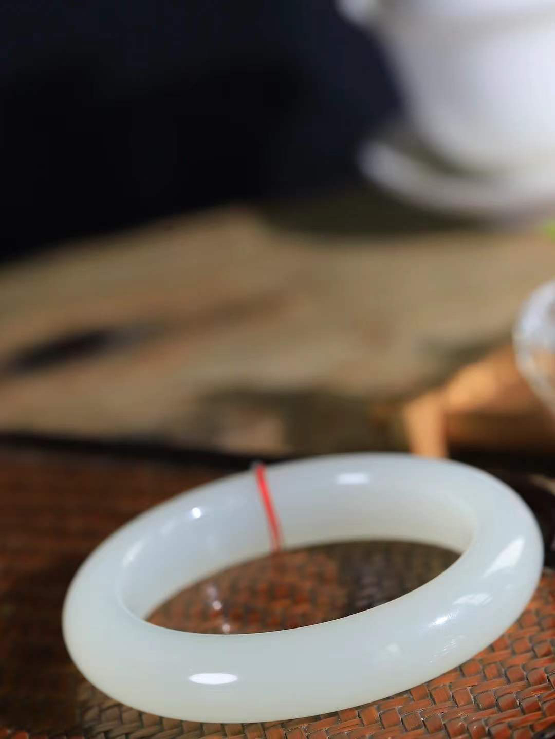 （柔情似水.手镯）

精品和田玉荔枝冻手镯，玉质温润细腻，镯型饱满圆润，优雅知性，姽婳于幽静兮，又婆娑乎人间，经典款型，古朴典雅。极具灵性，腕间风情，风姿卓越。 
重85.4克   尺寸59.5-14.5-11mm    FDL-36471226