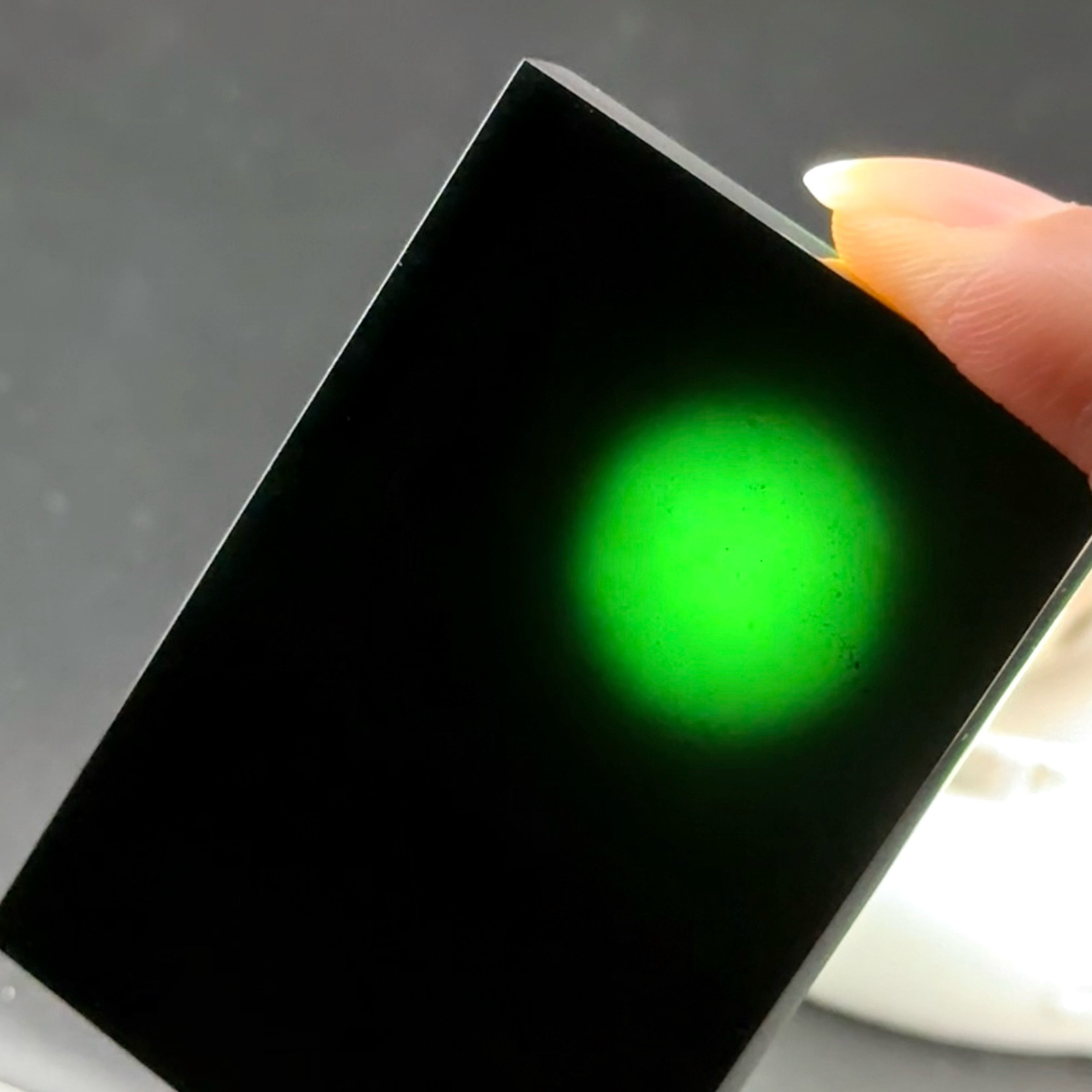 墨翠无事牌 种好色正 黑度极好 打灯通透 油性十足 尺寸60.9